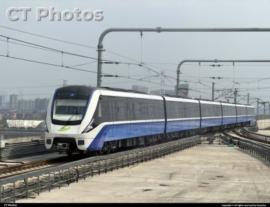 东莞地铁1号线列车进东莞西站