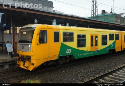 捷克铁路814型柴油动车组停靠帕尔杜比采中央火车站