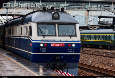 2. 《雨后天台：内燃机车的静默守候》